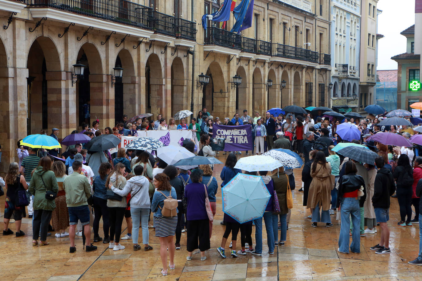 Un centenar de personas protestan contra Rubiales, en Oviedo