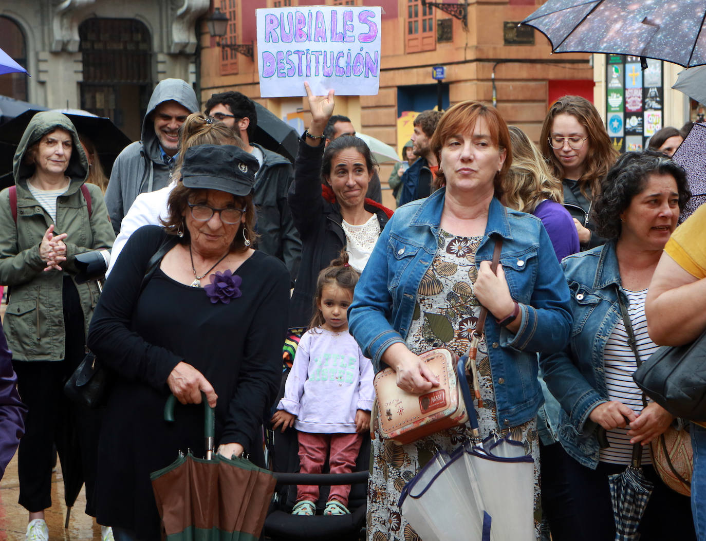 Un centenar de personas protestan contra Rubiales, en Oviedo