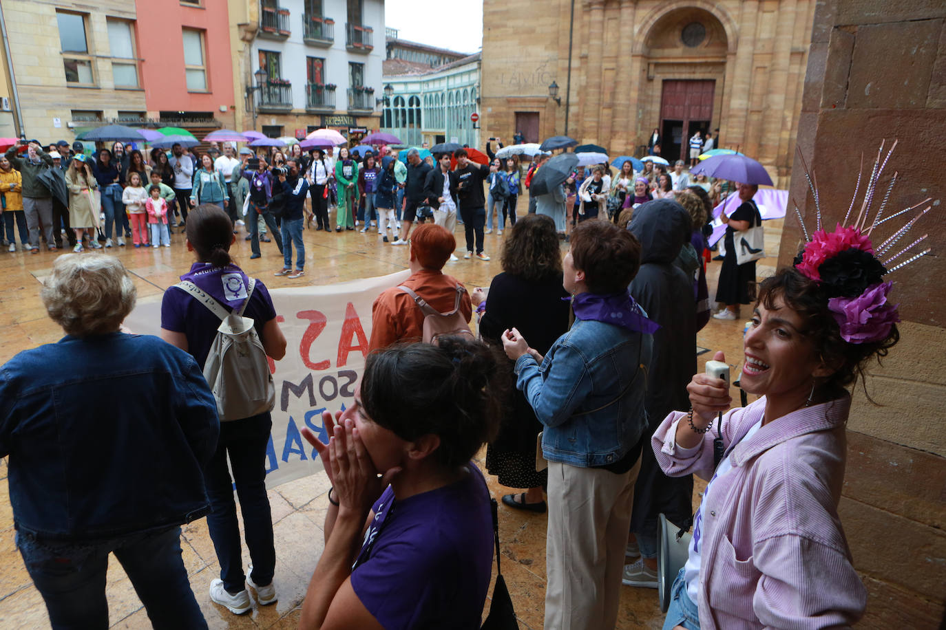 Un centenar de personas protestan contra Rubiales, en Oviedo