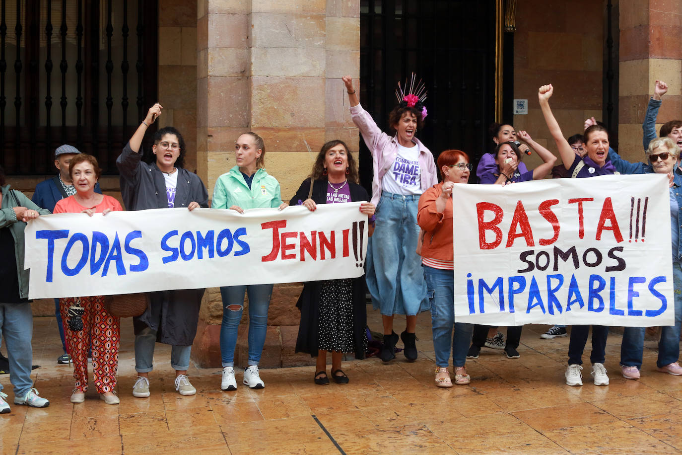 Un centenar de personas protestan contra Rubiales, en Oviedo