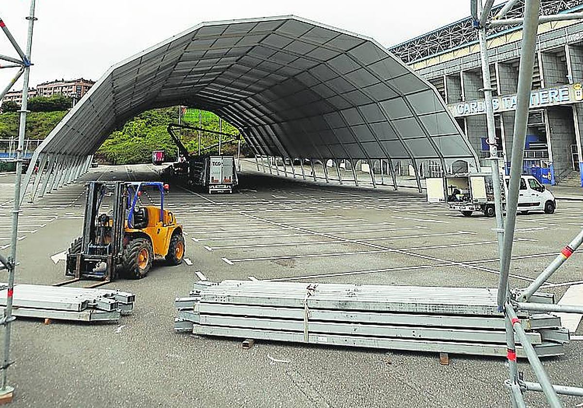 Avanzan las labores de montaje de la carpa de La Ería.