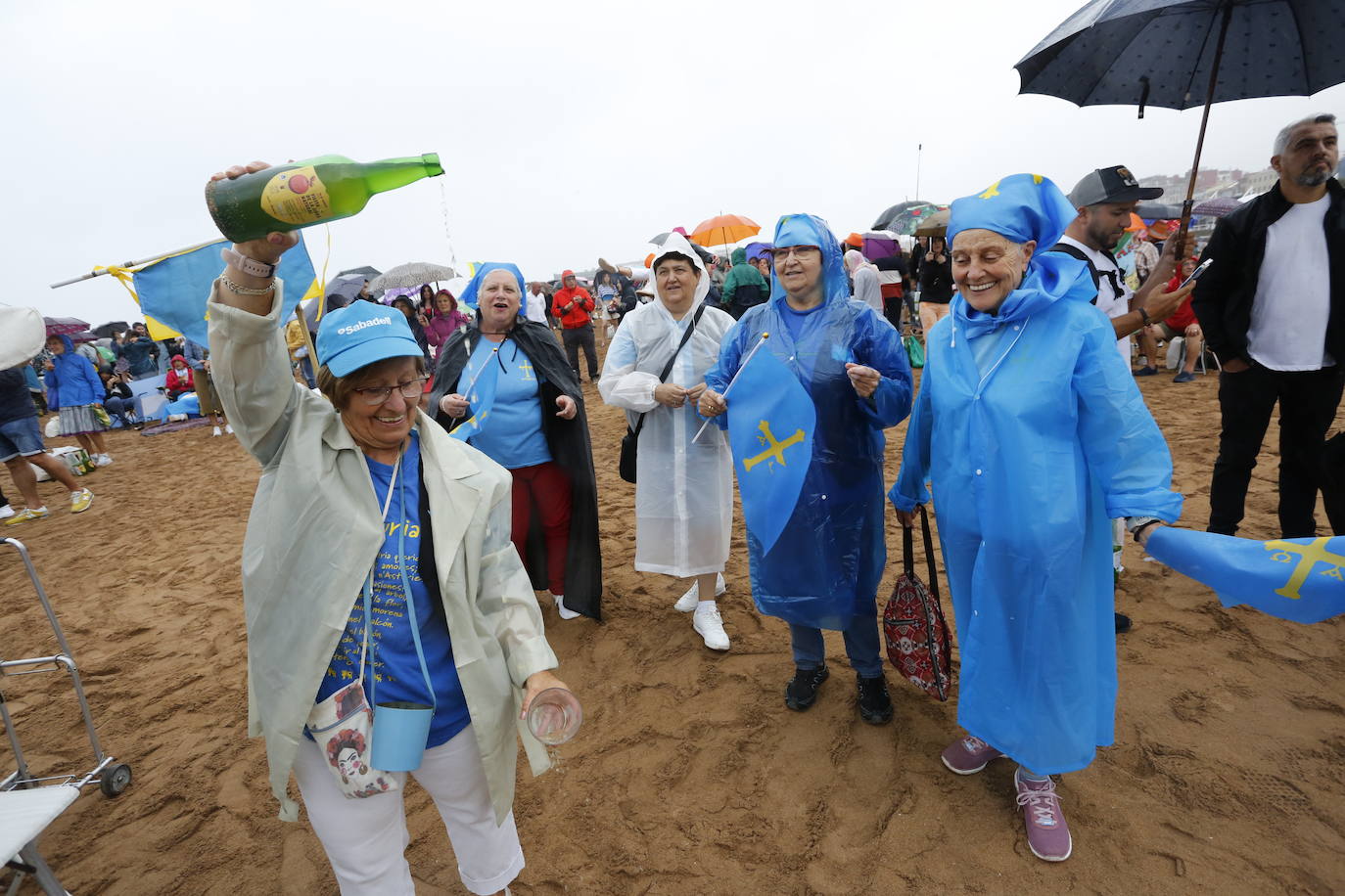 ¿Estuviste en el récord mundial de escanciado de Gijón? ¡Búscate! (2)