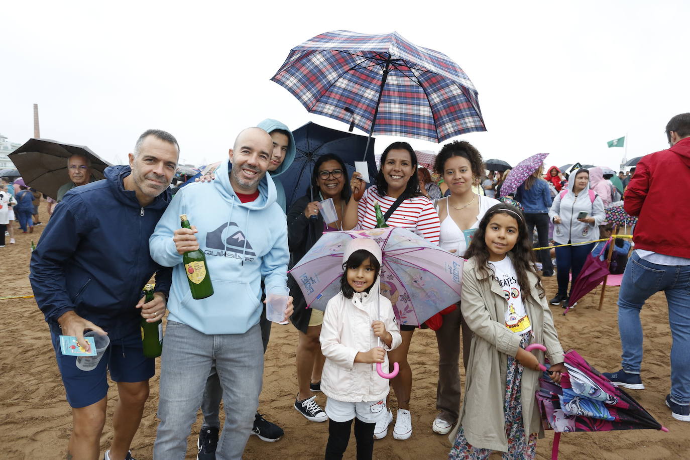 ¿Estuviste en el récord mundial de escanciado de Gijón? ¡Búscate! (2)