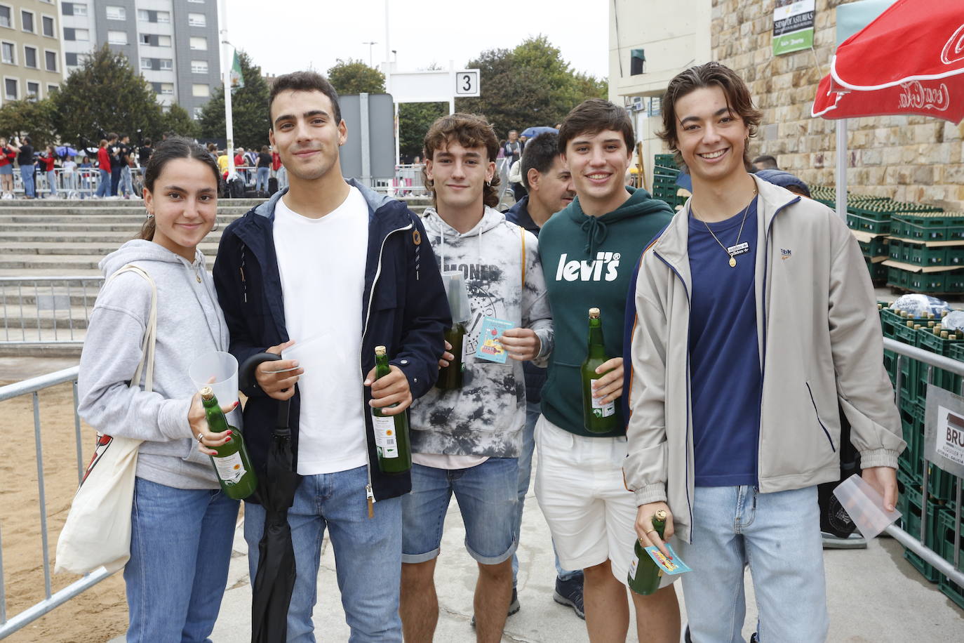 ¿Estuviste en el récord mundial de escanciado de Gijón? ¡Búscate! (1)