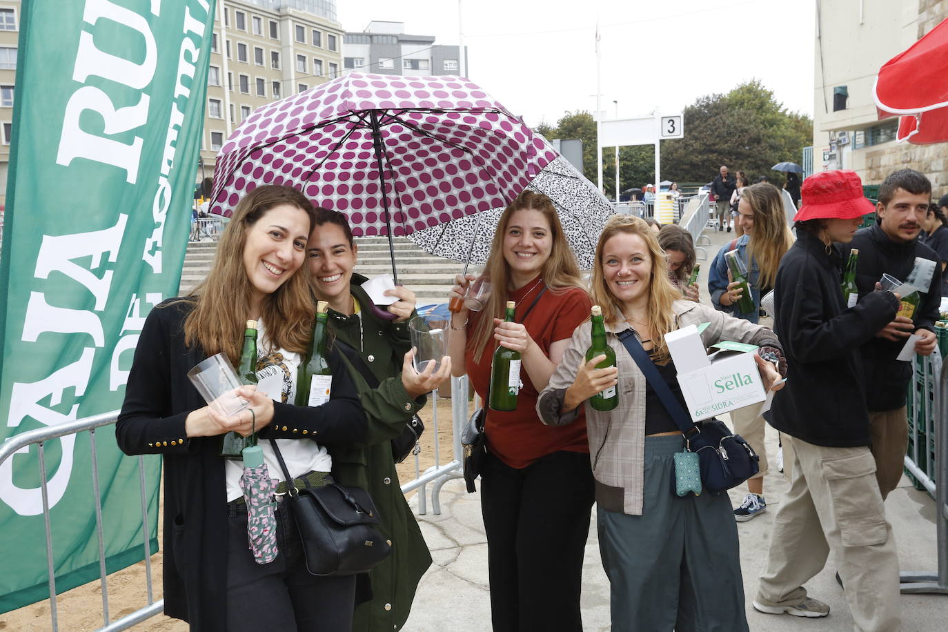 ¿Estuviste en el récord mundial de escanciado de Gijón? ¡Búscate! (1)