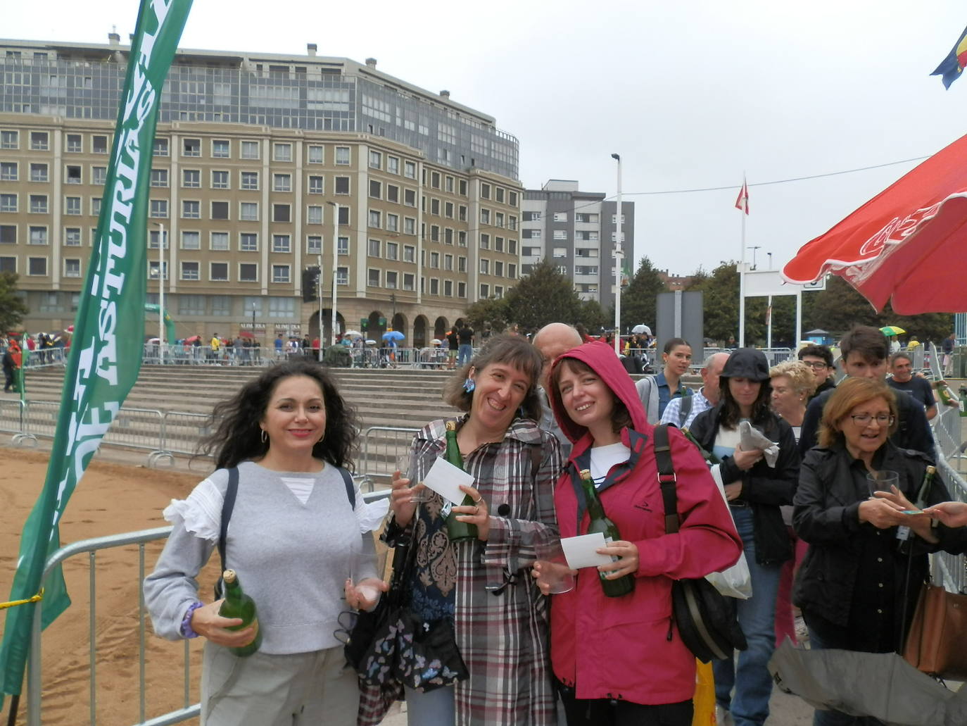 ¿Estuviste en el récord mundial de escanciado de Gijón? ¡Búscate!