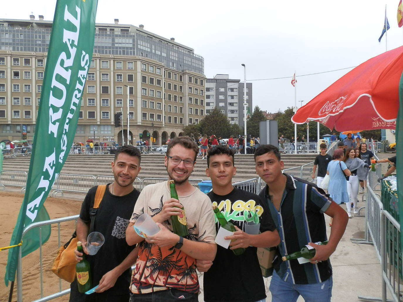 ¿Estuviste en el récord mundial de escanciado de Gijón? ¡Búscate!