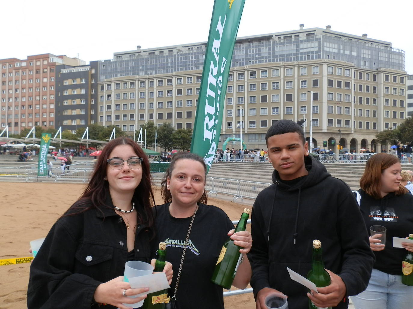 ¿Estuviste en el récord mundial de escanciado de Gijón? ¡Búscate!