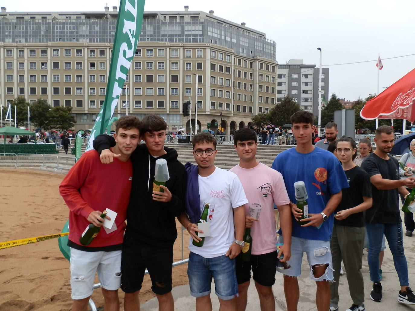 ¿Estuviste en el récord mundial de escanciado de Gijón? ¡Búscate!