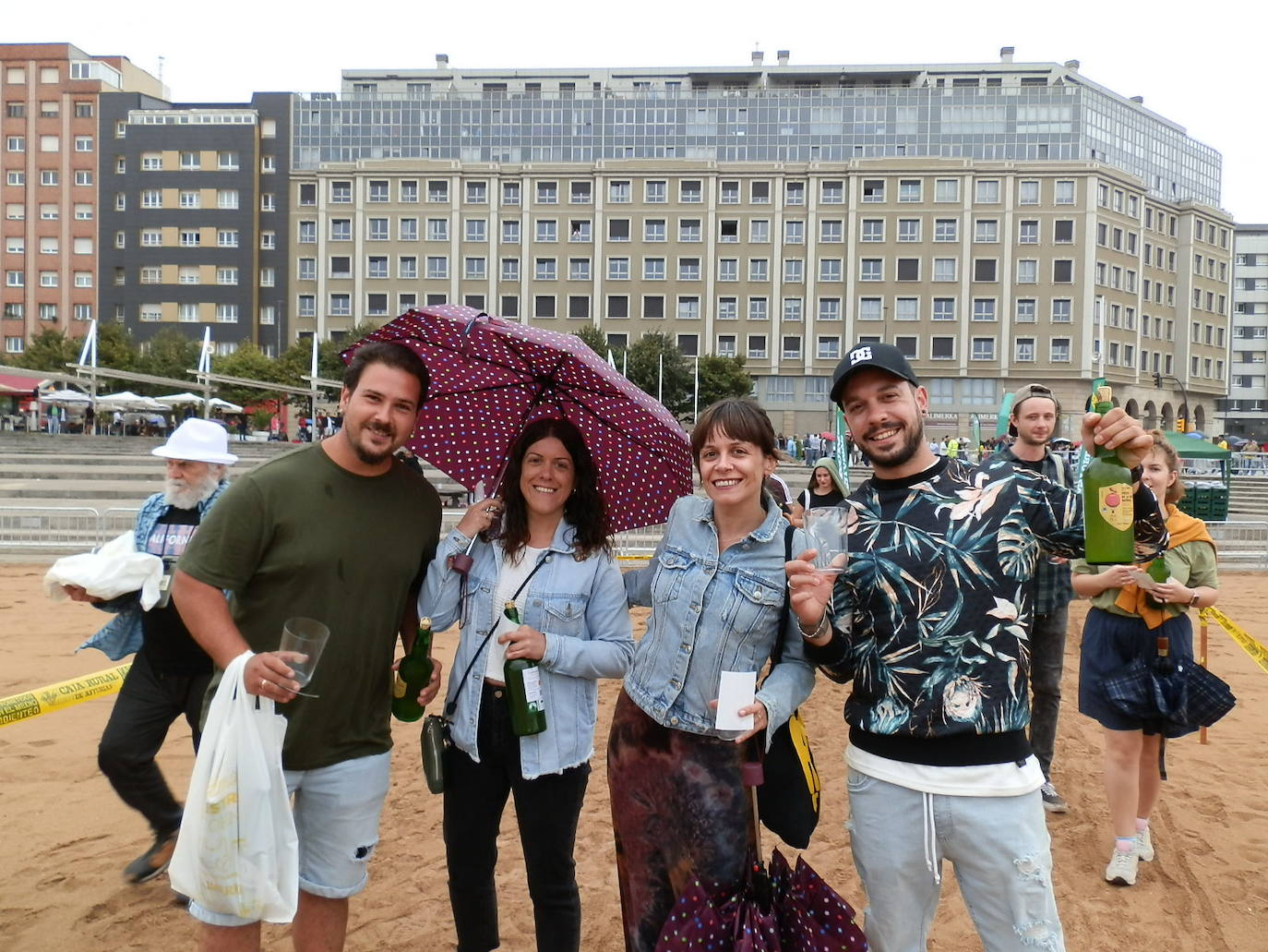 ¿Estuviste en el récord mundial de escanciado de Gijón? ¡Búscate!