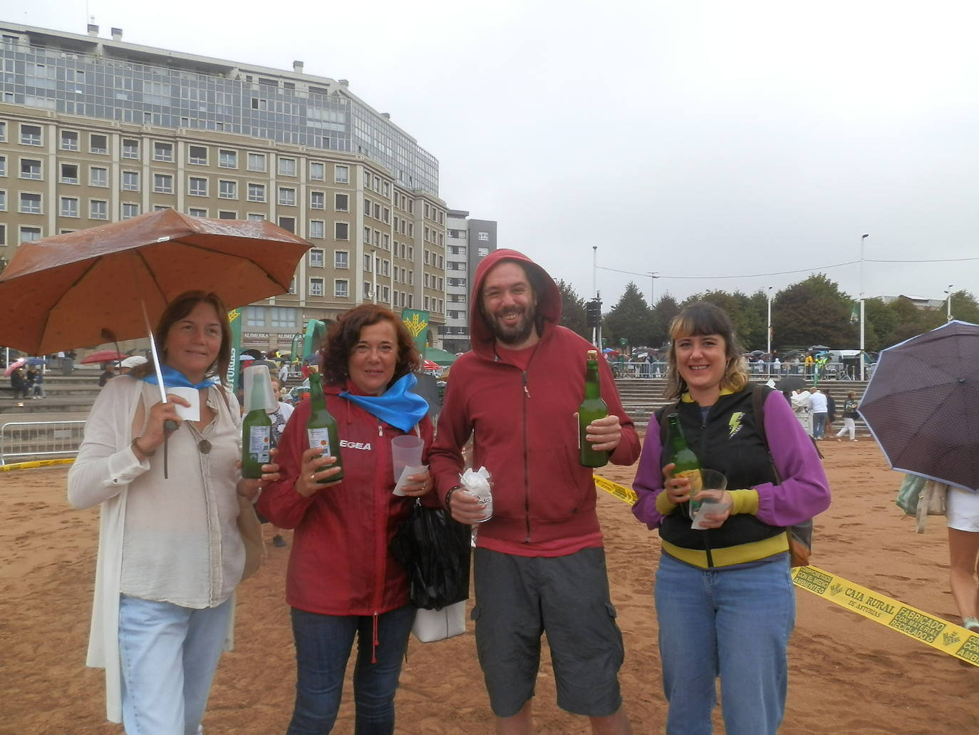 ¿Estuviste en el récord mundial de escanciado de Gijón? ¡Búscate!