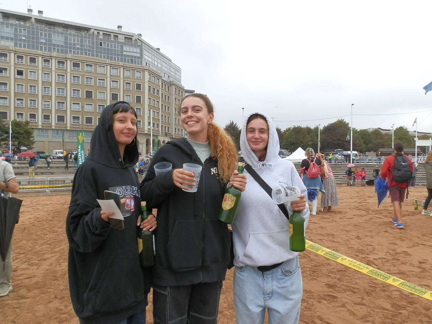 ¿Estuviste en el récord mundial de escanciado de Gijón? ¡Búscate!