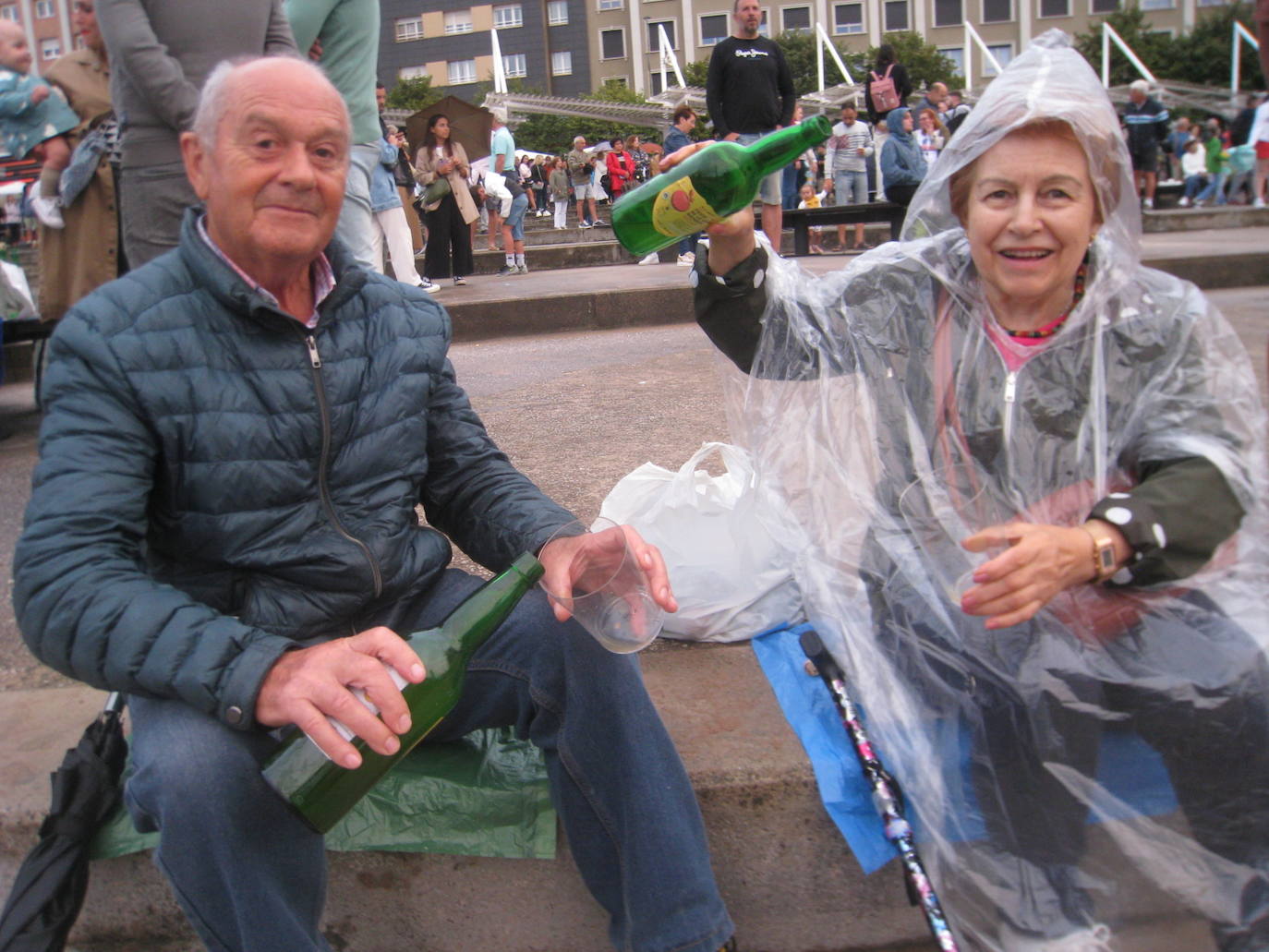 ¿Estuviste en el récord mundial de escanciado de Gijón? ¡Búscate!