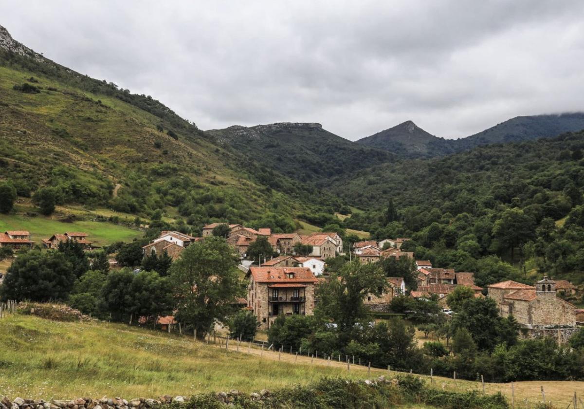 La localidad de Cicera pertenece al municipio cántabro de Peñarrubia. El territorio llano de Potes está rodeado de montañas.