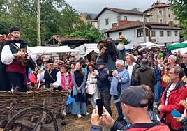El Mercáu de Porrúa se consolida como una de las grandes citas del calendario festivo del Oriente.