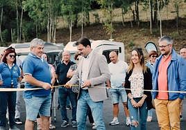 El alcalde de Salas, Sergio Hidalgo, inaugura el área de autocaravanas.