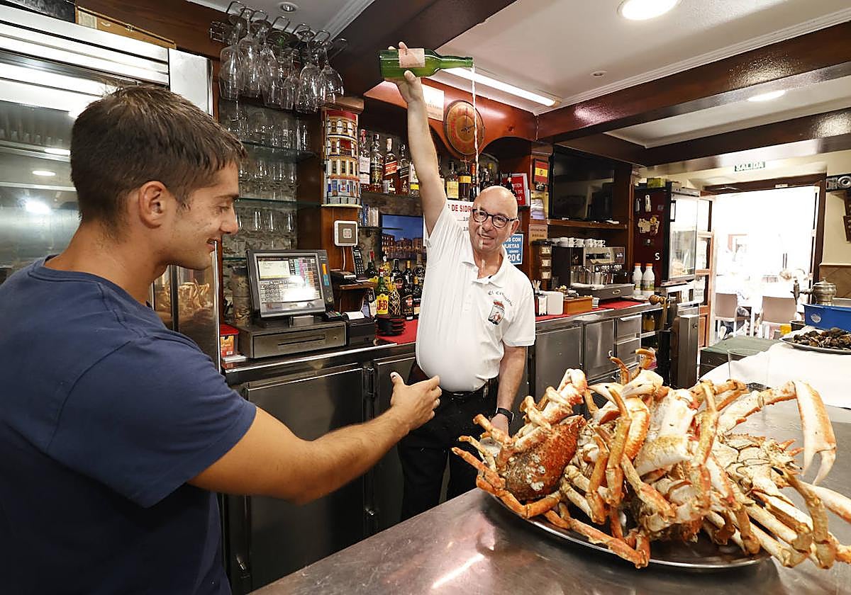 Miguel Ángel Prieto, dueño de El Centenario, ofrece el vaso a Sergio García.