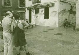 Visitantes a Cimadevilla contemplan la muestra de arte urbano.