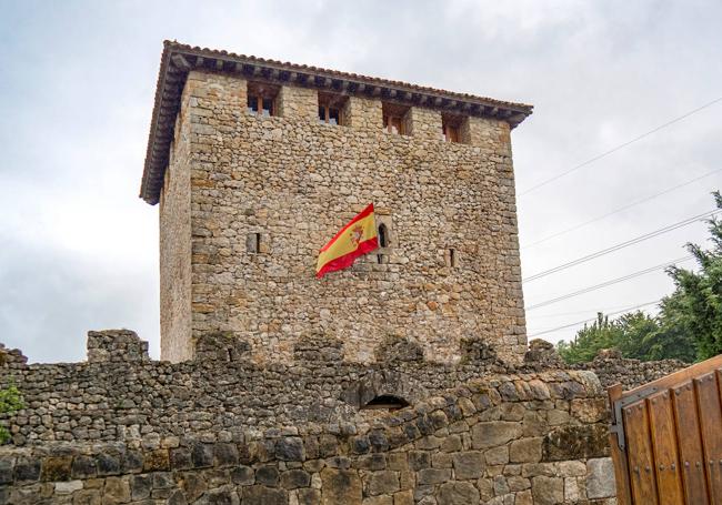 La monumental Torre Fortaleza de Cabanzón.