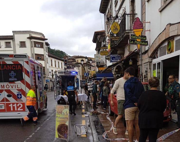 Accidente en Cangas de Onís con varios heridos al subir un coche a la acera