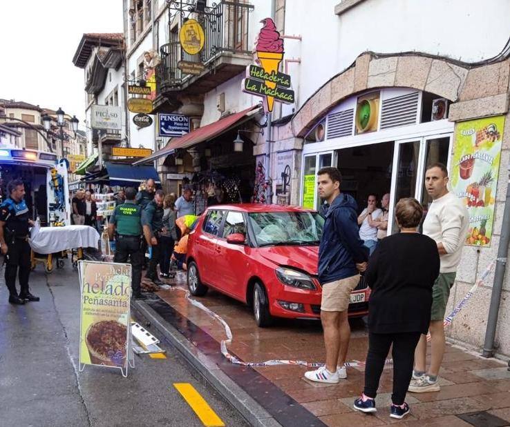 Accidente en Cangas de Onís con varios heridos al subir un coche a la acera