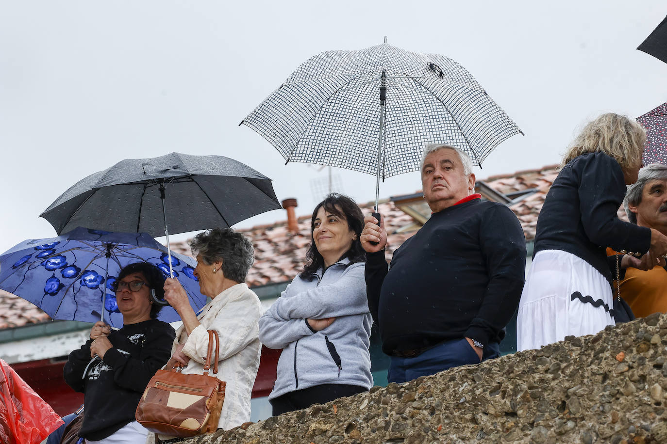 Tazones se vuelca con el desembarco pese a la lluvia