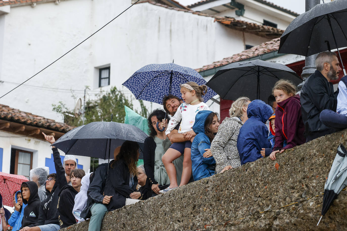 Tazones se vuelca con el desembarco pese a la lluvia