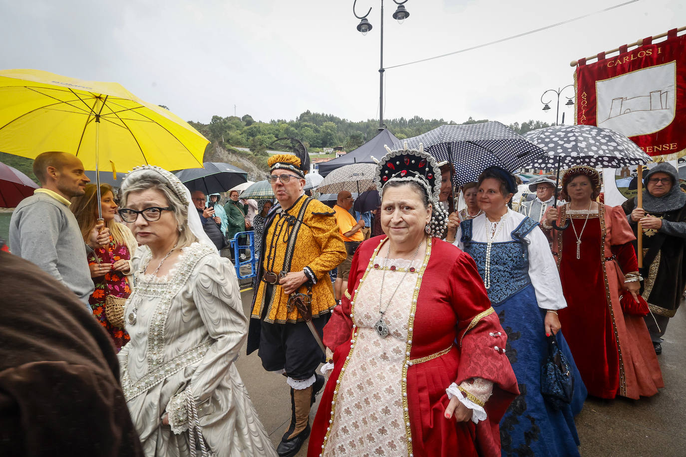 Tazones se vuelca con el desembarco pese a la lluvia