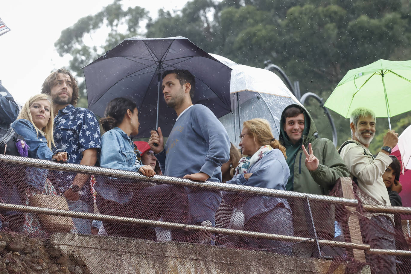 Tazones se vuelca con el desembarco pese a la lluvia