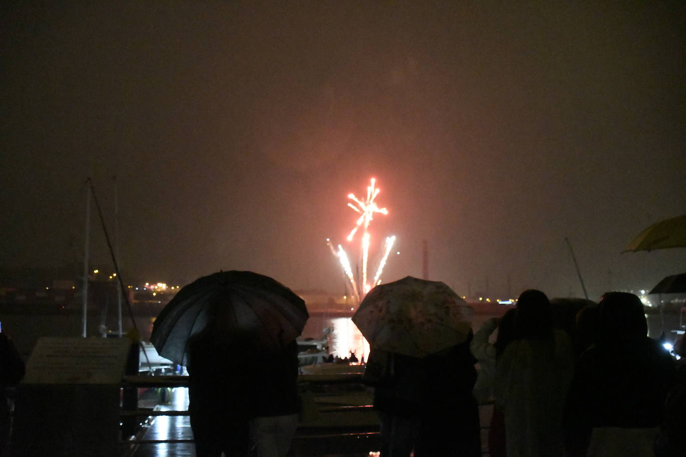 Los fuegos vencen al mal tiempo en Avilés