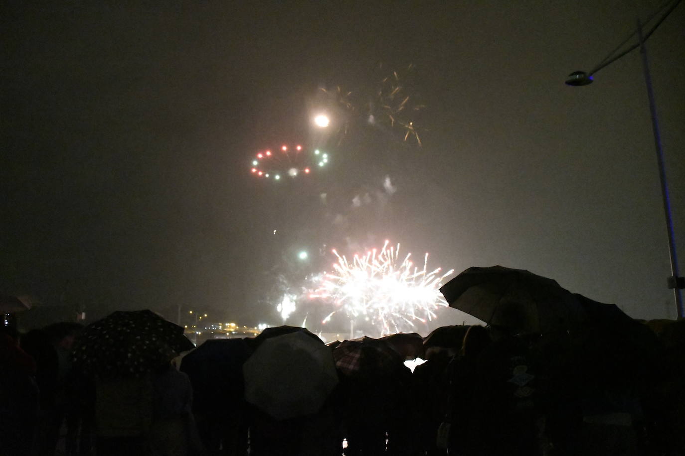 Los fuegos vencen al mal tiempo en Avilés