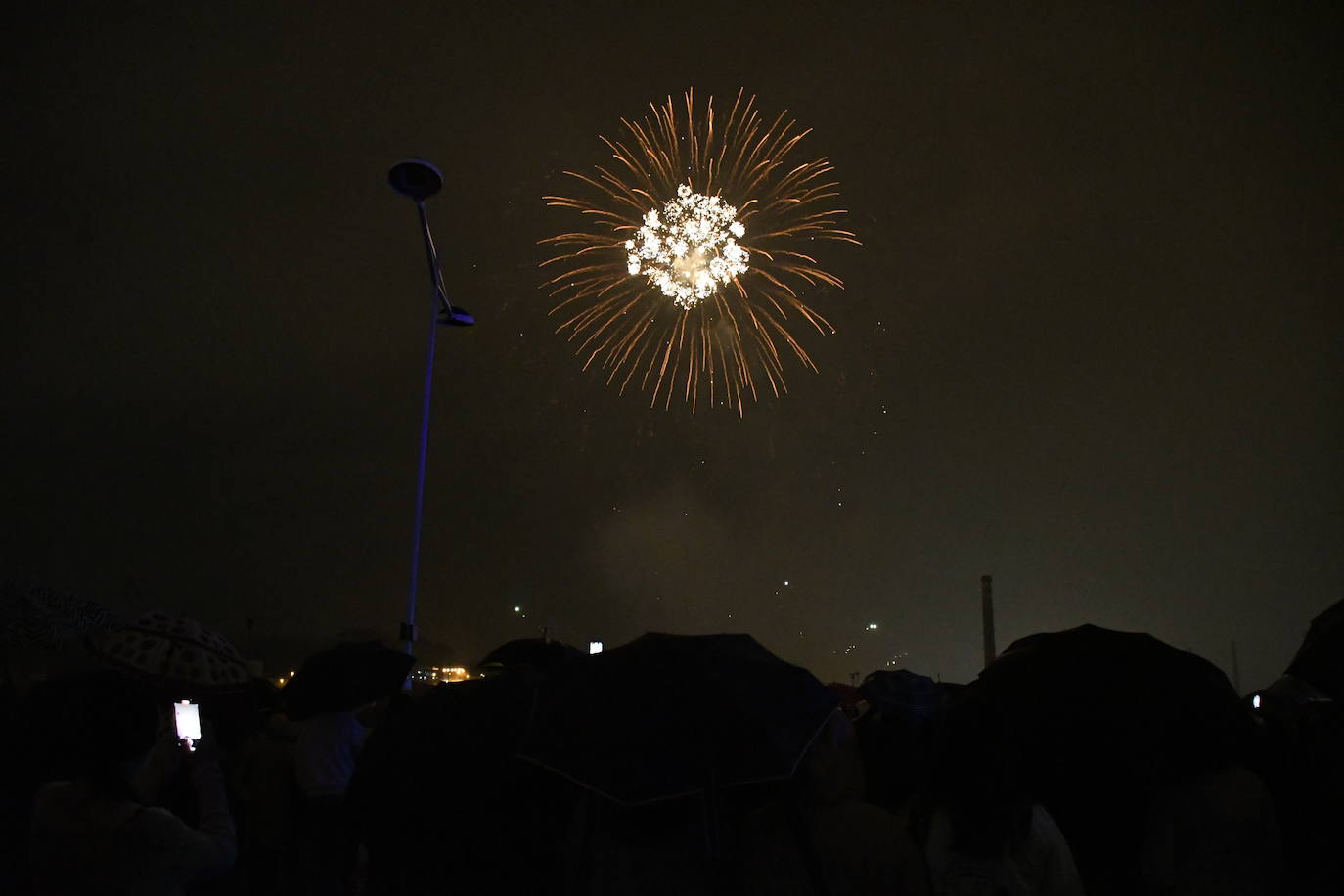Los fuegos vencen al mal tiempo en Avilés