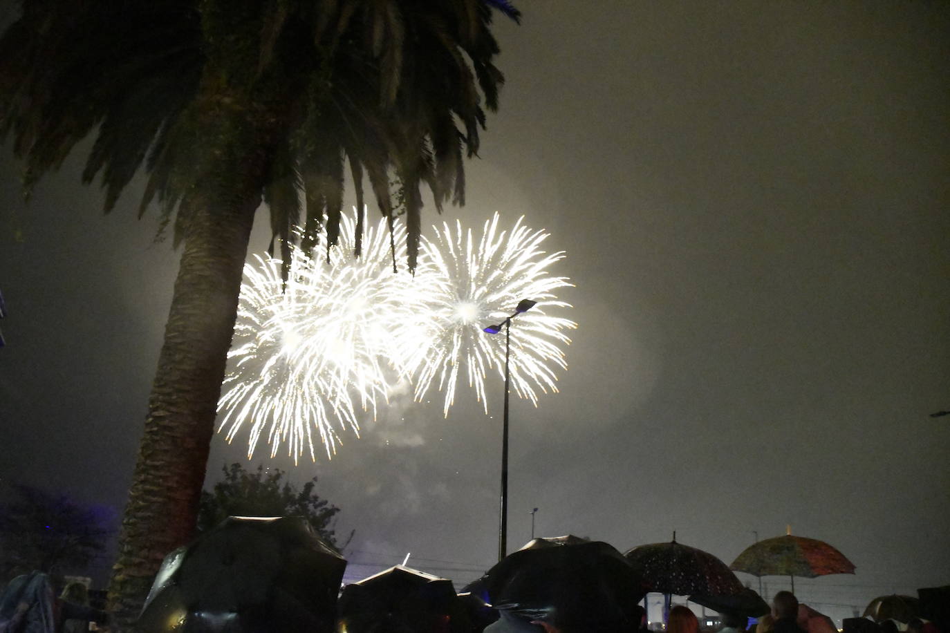 Los fuegos vencen al mal tiempo en Avilés