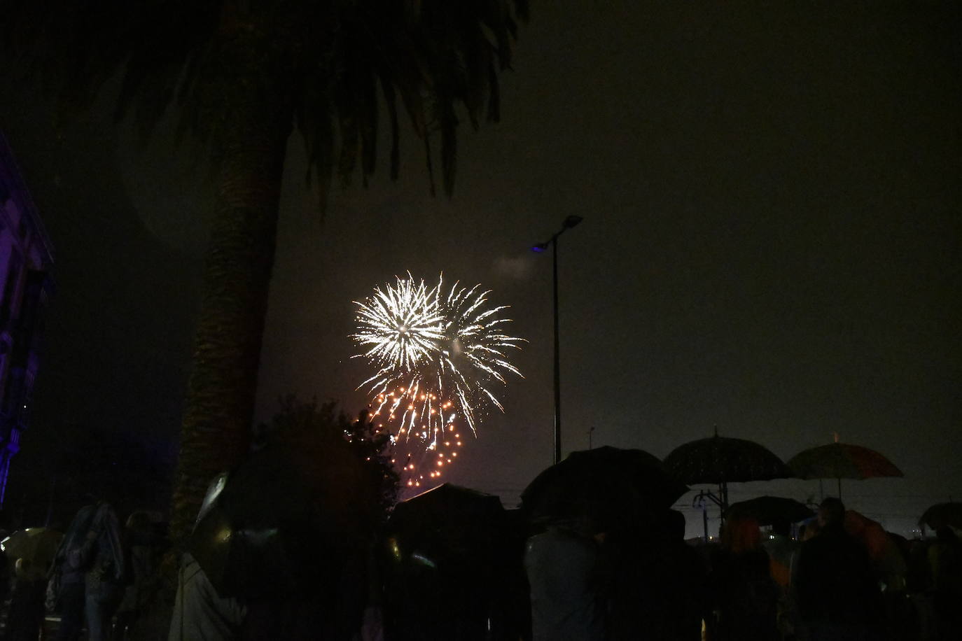 Los fuegos vencen al mal tiempo en Avilés