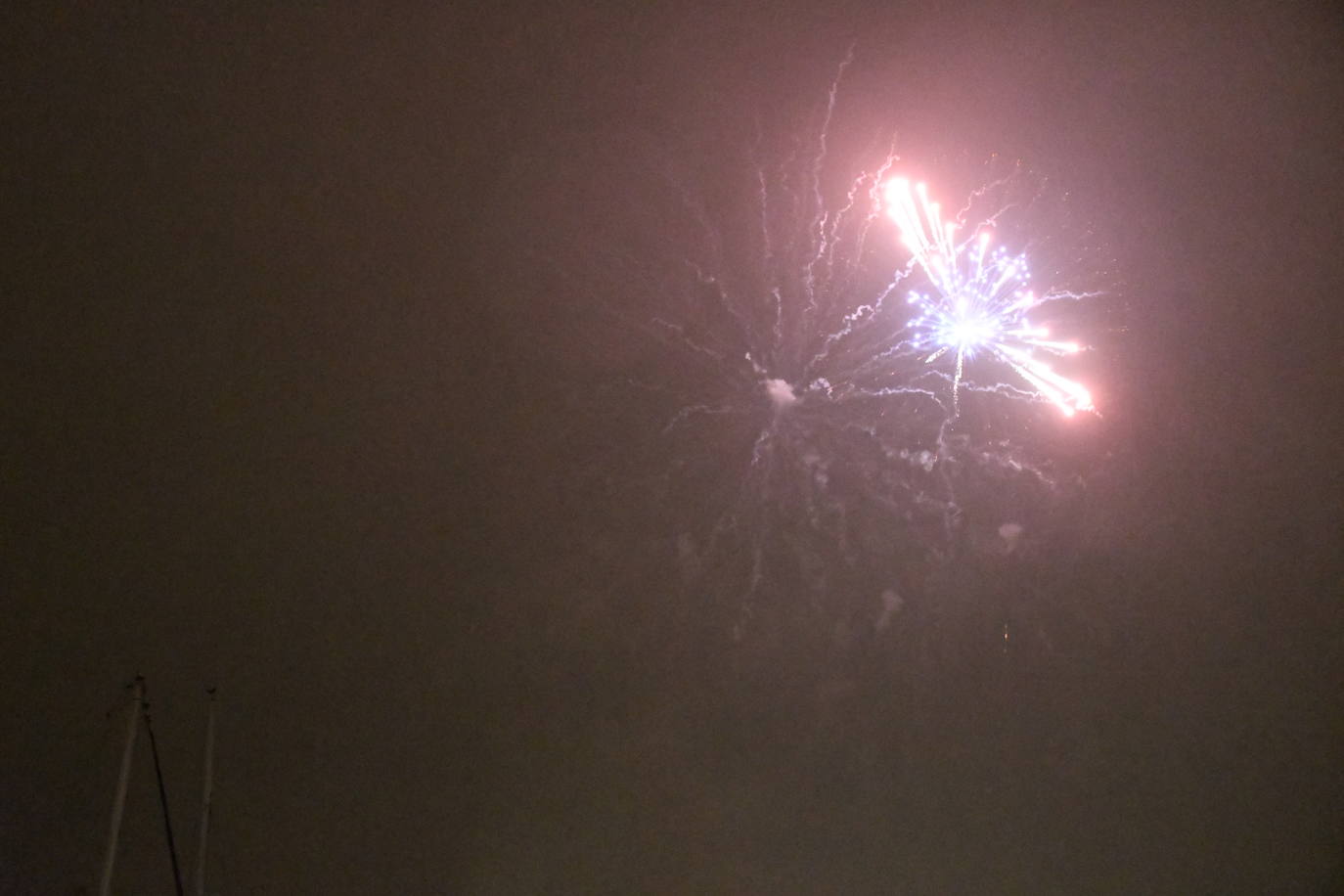 Los fuegos vencen al mal tiempo en Avilés