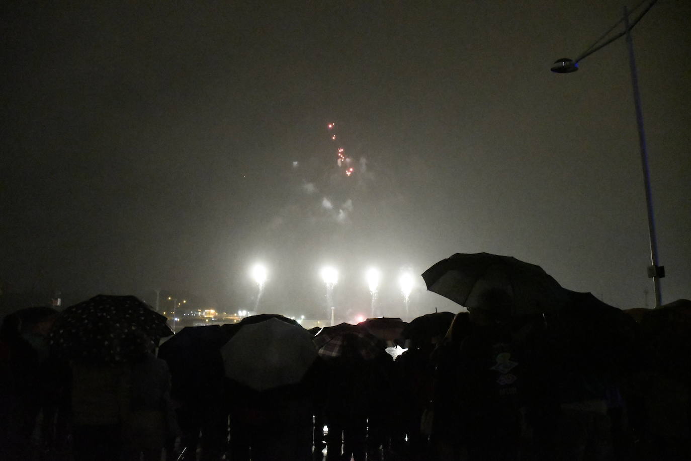 Los fuegos vencen al mal tiempo en Avilés