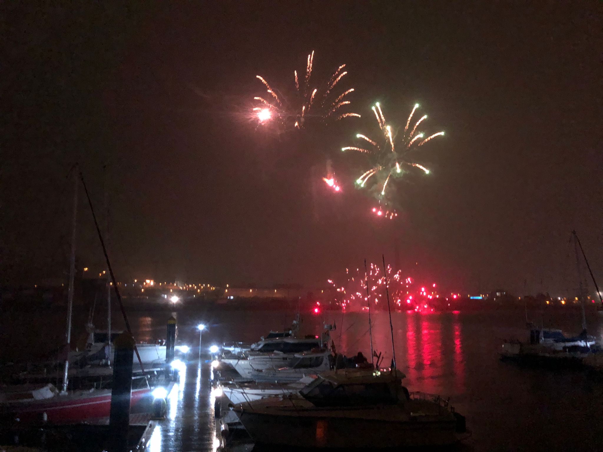 Los fuegos vencen al mal tiempo en Avilés