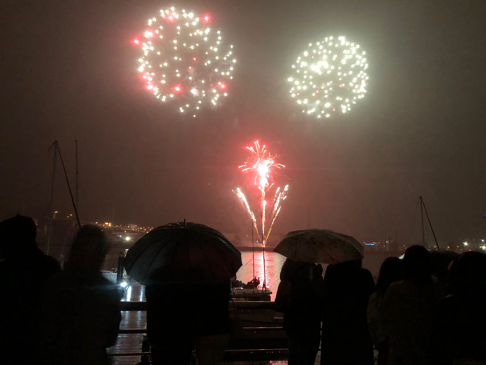 Los fuegos vencen al mal tiempo en Avilés