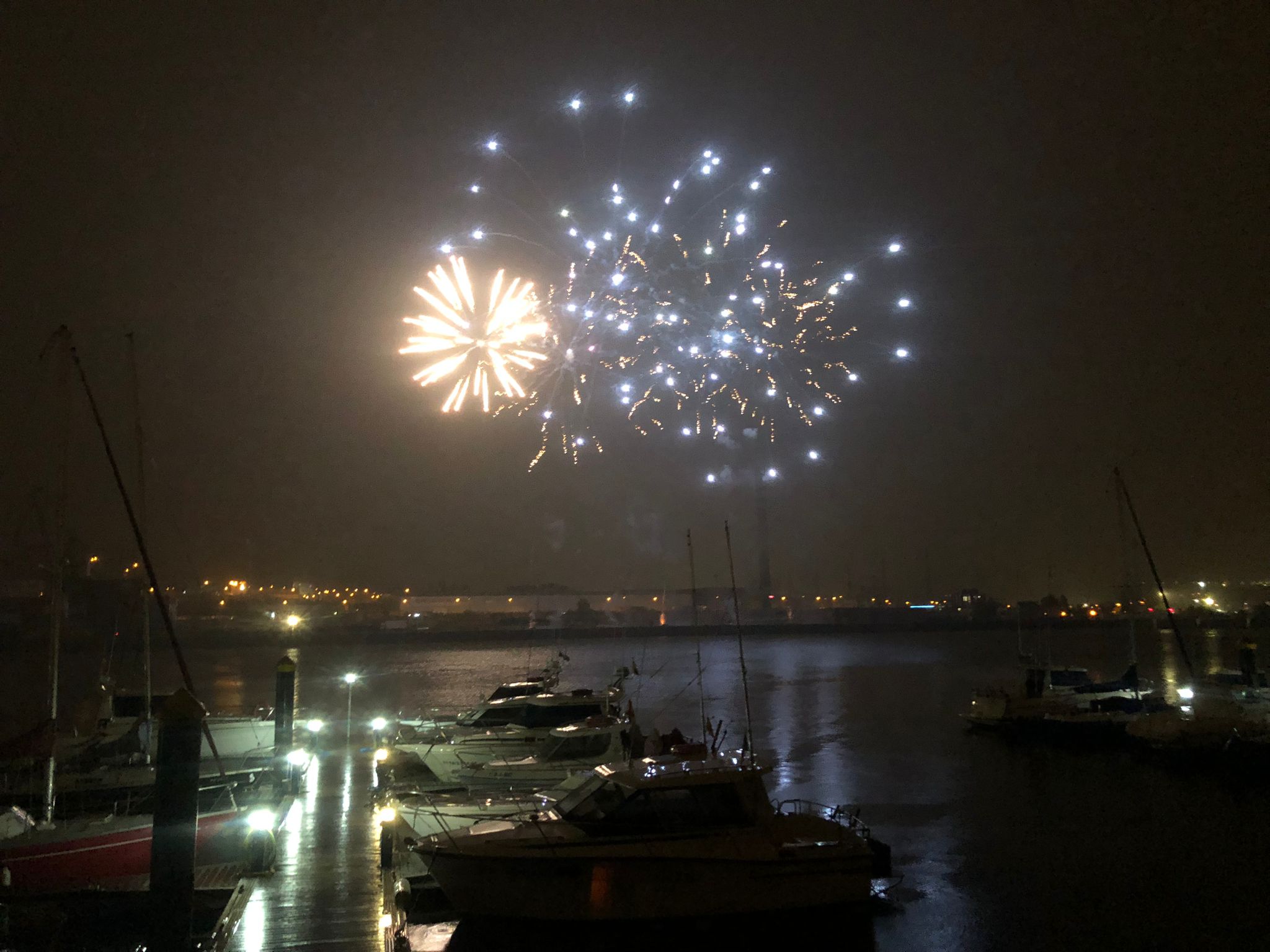 Los fuegos vencen al mal tiempo en Avilés