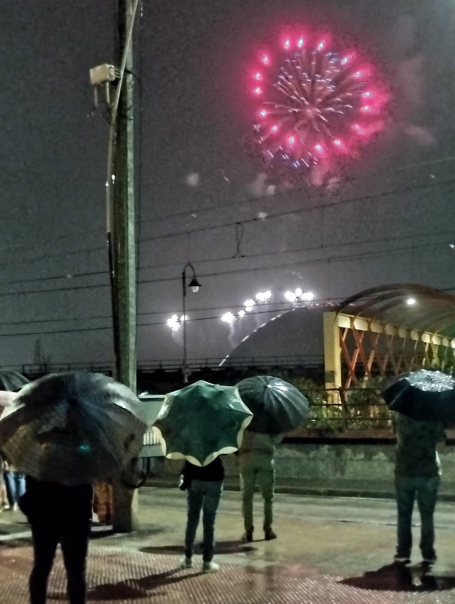 Los fuegos vencen al mal tiempo en Avilés