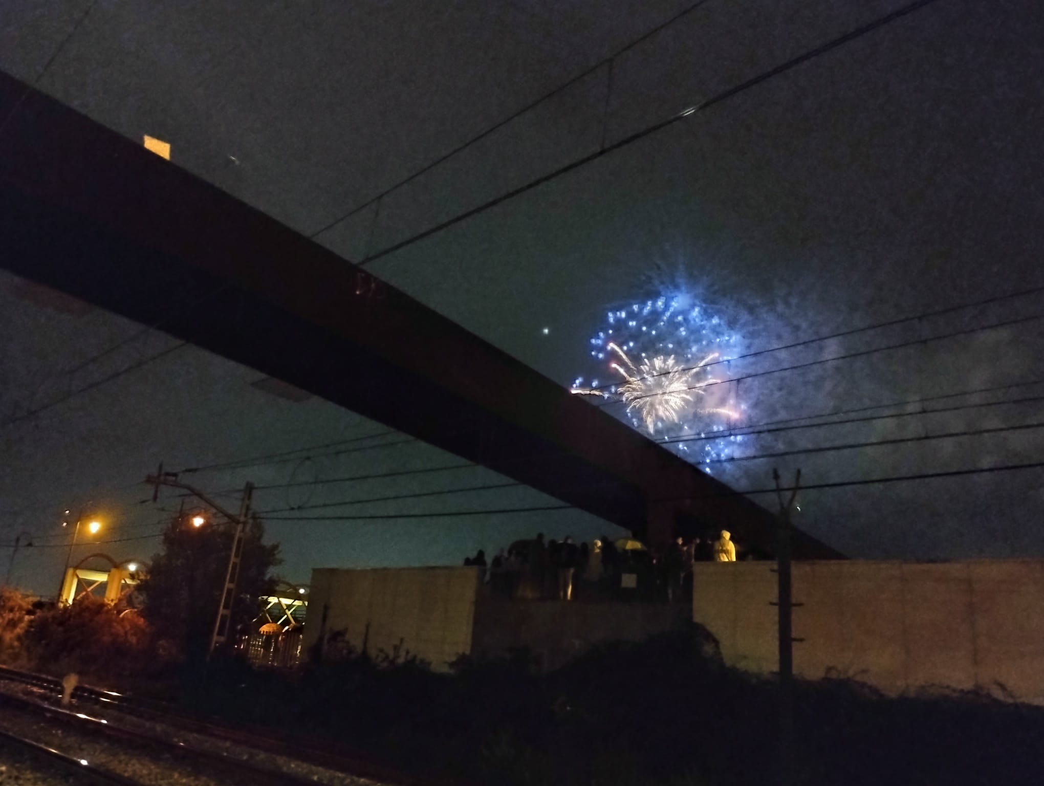 Los fuegos vencen al mal tiempo en Avilés