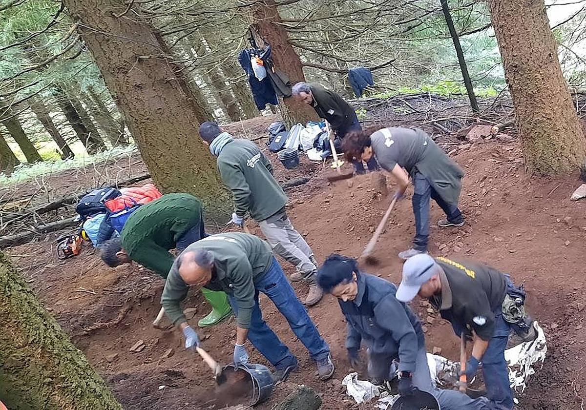 Trabajos en la fosa común de Parasimón esta misma mañana.