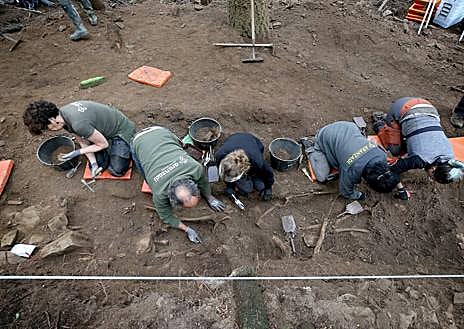 Imagen secundaria 1 - Localizan al menos nueve cuerpos en la segunda fosa de Parasimón