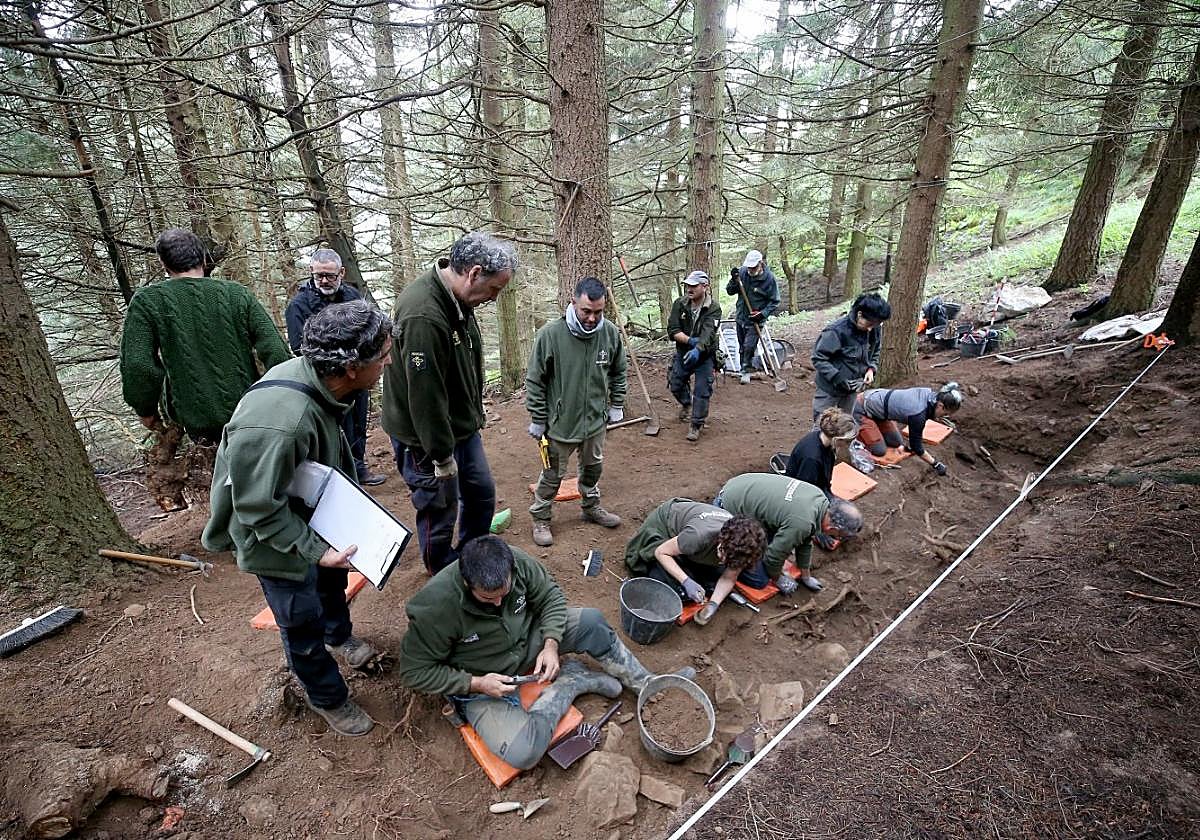 El equipo de la Sociedad Aranzadi en el inicio de la excavación que logró localizar nueve cuerpos en la segunda fosa de Parasimón.