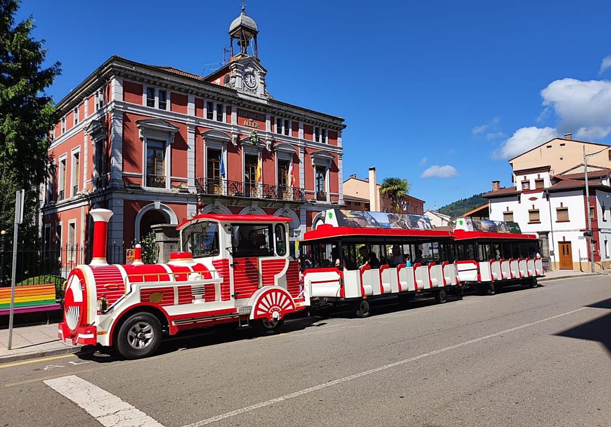 El tren turístico de Aller, en una de sus salidas desde el Ayuntamiento, en Cabañaquinta.