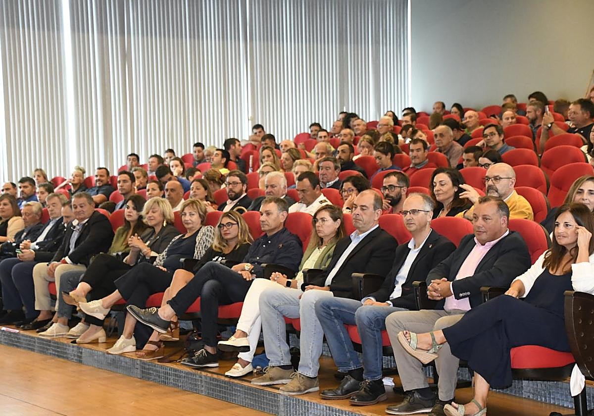 Buena parte de la corporación acudió ayer a la entrega de premios del Certamen de Ganado.
