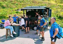 El bar móvil de Wild Somiedo instalado en el Alto de la Farrapona, lleno de turistas.