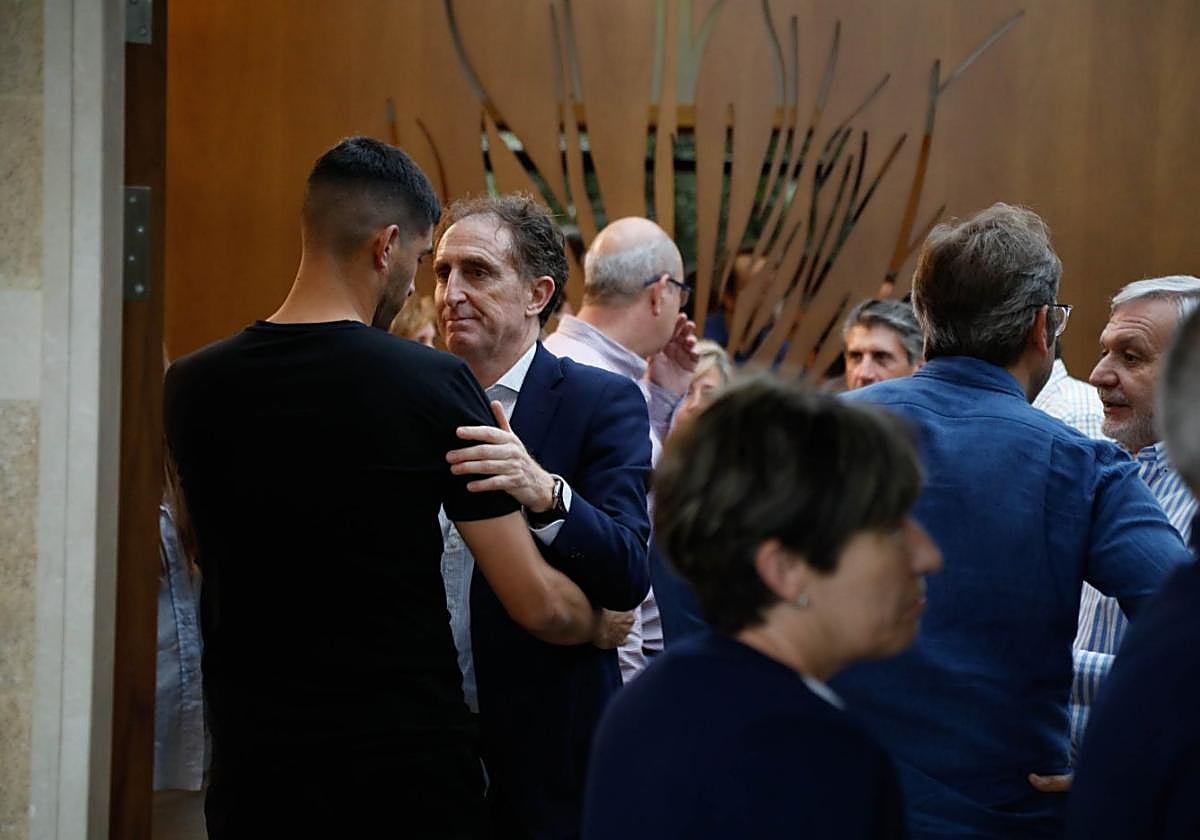 Iñaki Eraña recibe el pésame de Carlos Castroagudín.
