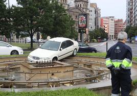 Un coche acaba en la fuente de la plaza del Humedal