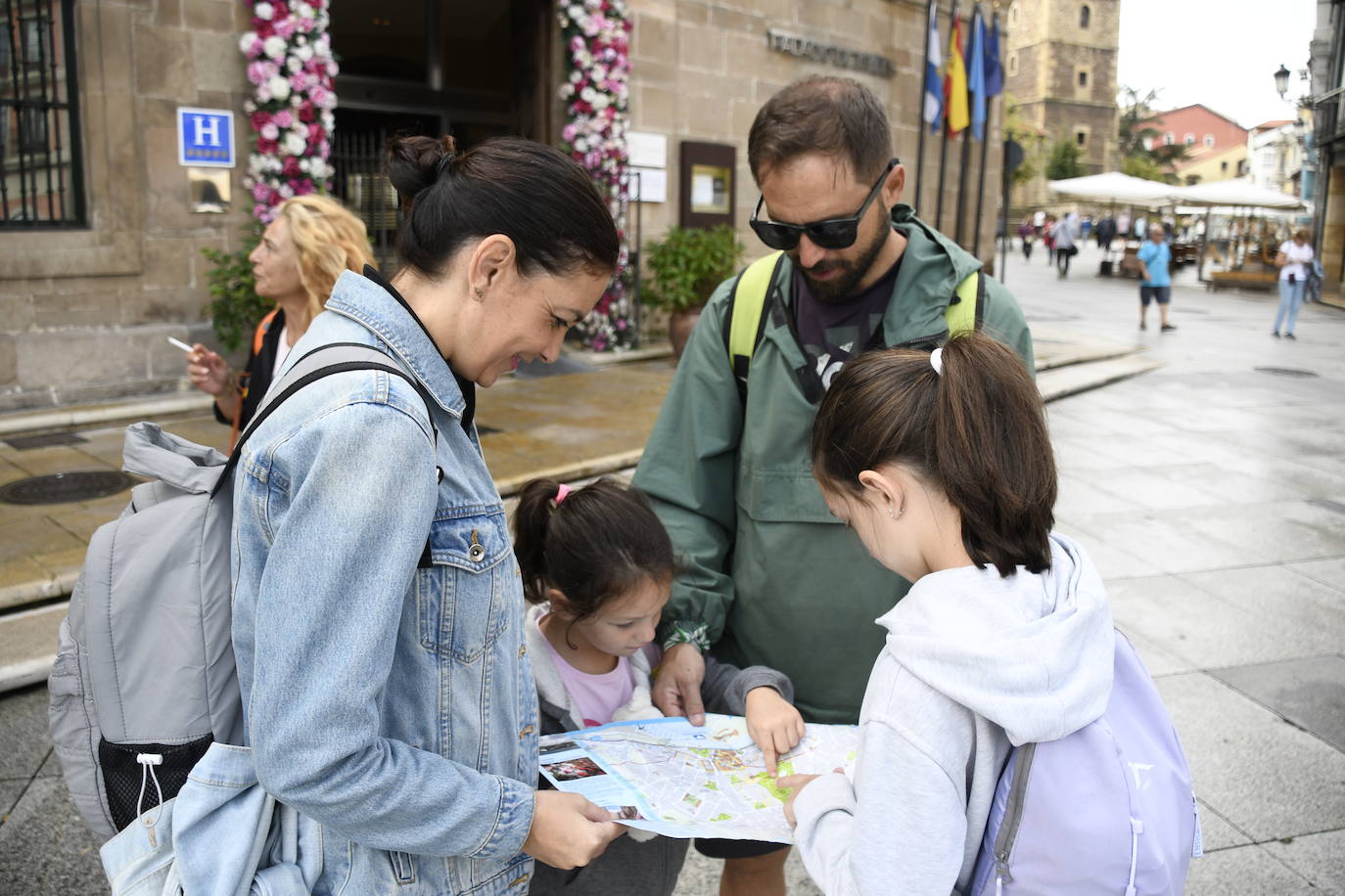 Los turistas afrontan el mal tiempo en Asturias